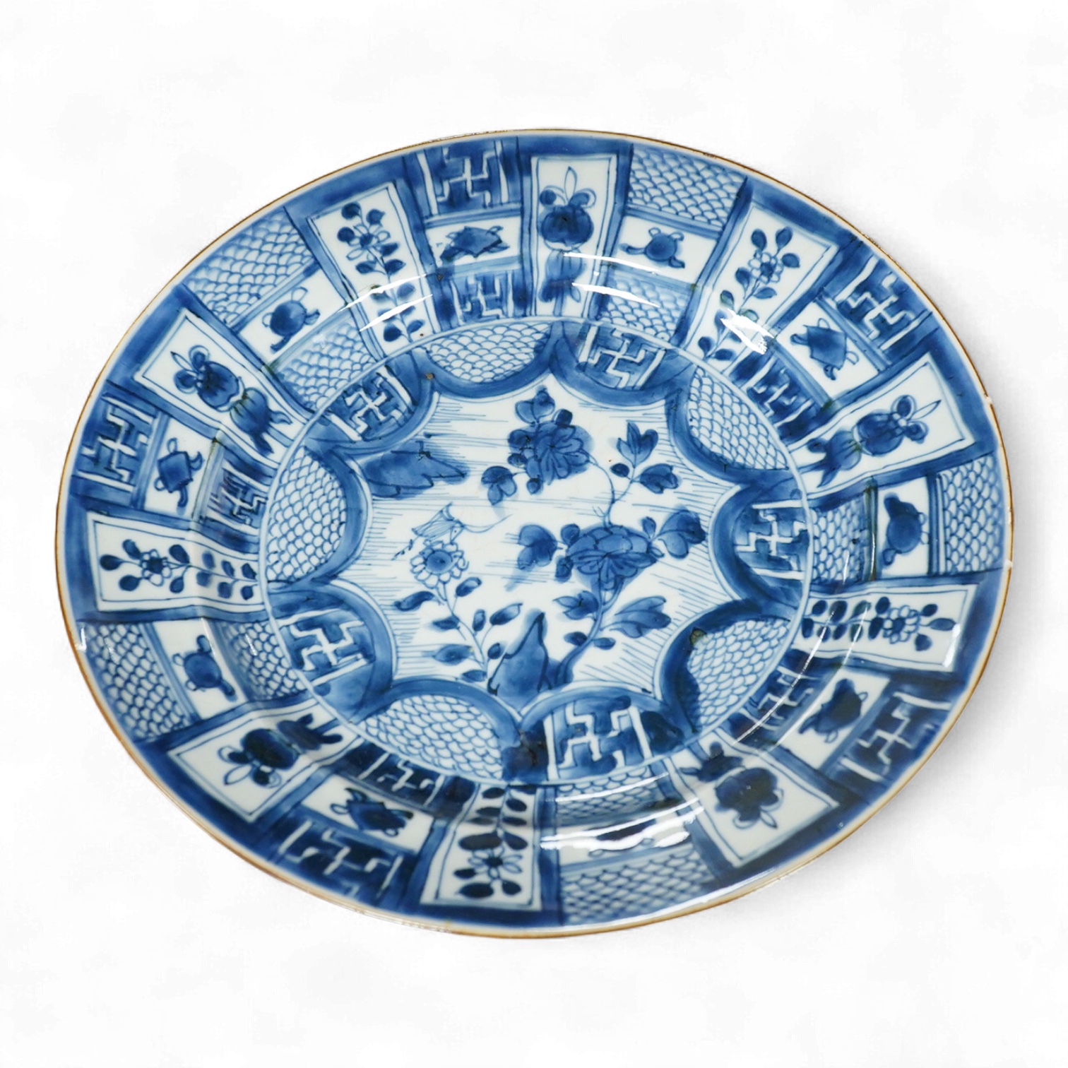 A Chinese kraak style blue and white dish, Kangxi period, 28cm diameter